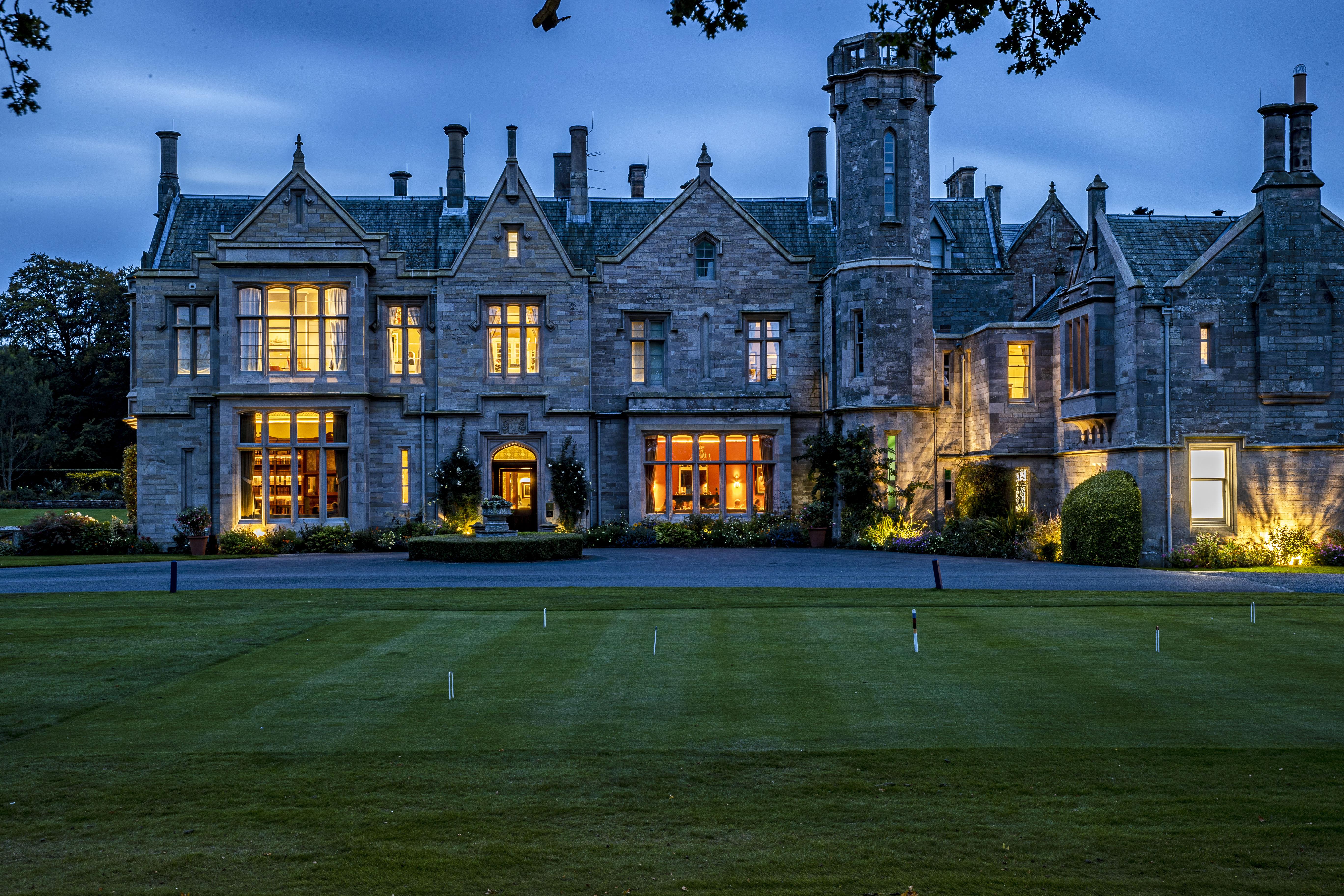 Schloss Roxburghe, Part Of Destination By Hyatt ภายนอก รูปภาพ The main house at night