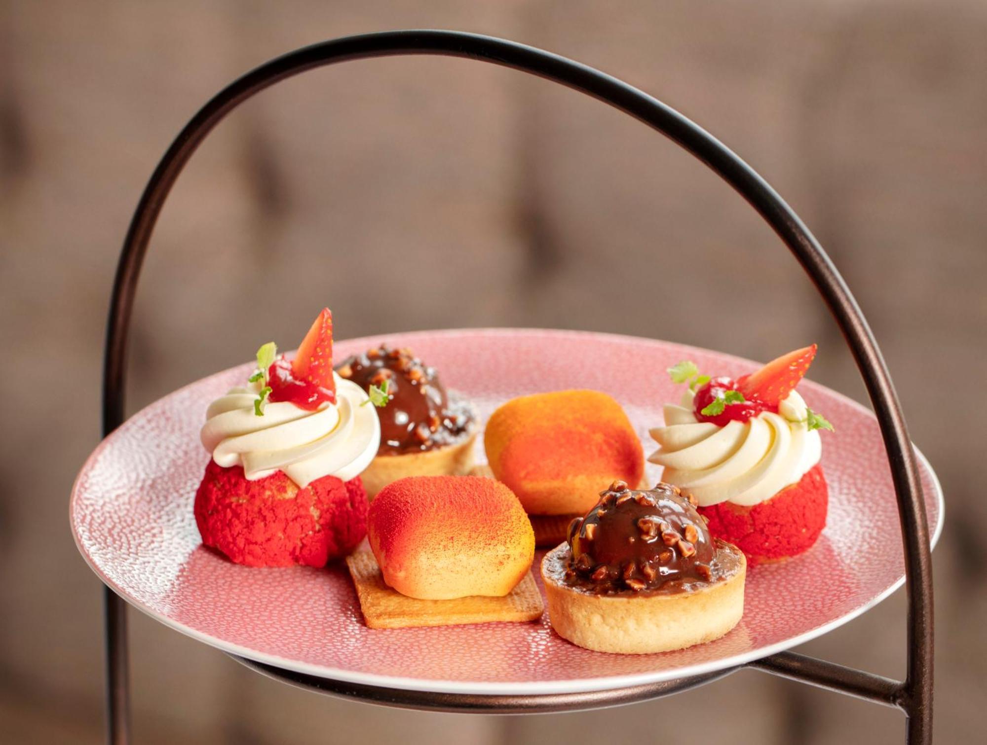 Schloss Roxburghe, Part Of Destination By Hyatt ภายนอก รูปภาพ A selection of petits fours