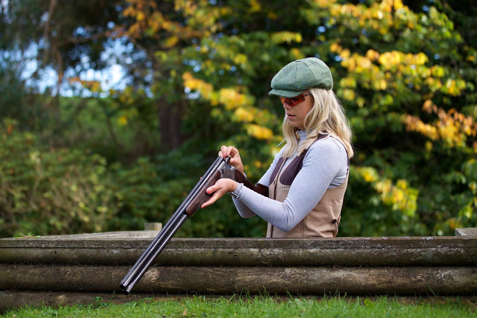 Schloss Roxburghe, Part Of Destination By Hyatt ภายนอก รูปภาพ A woman wearing a shooting vest