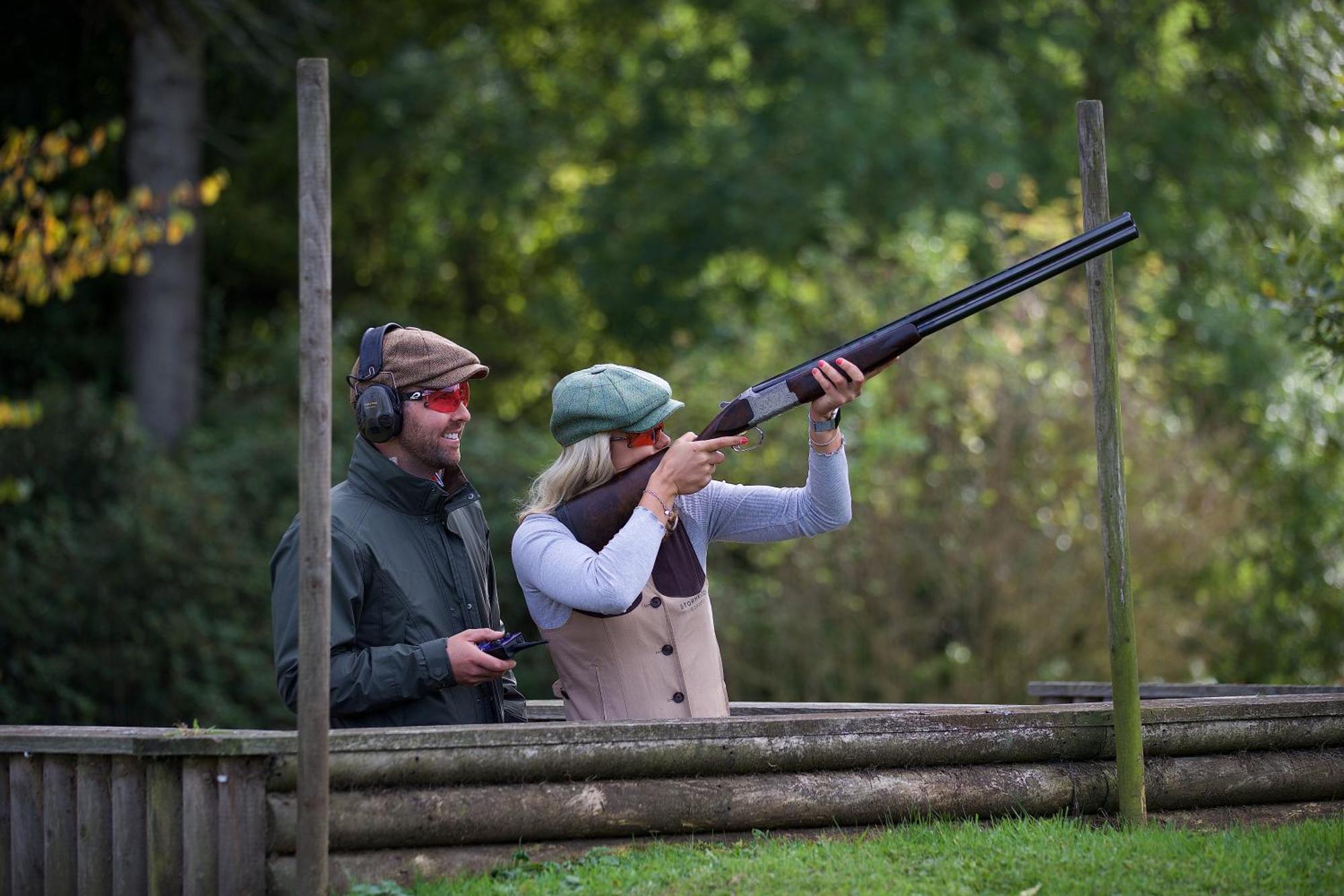 Schloss Roxburghe, Part Of Destination By Hyatt ภายนอก รูปภาพ A woman shooting with a shotgun