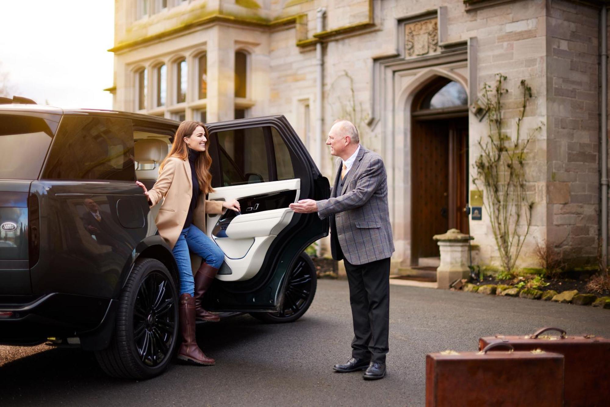 Schloss Roxburghe, Part Of Destination By Hyatt ภายนอก รูปภาพ A chauffeur opening the car door for a passenger