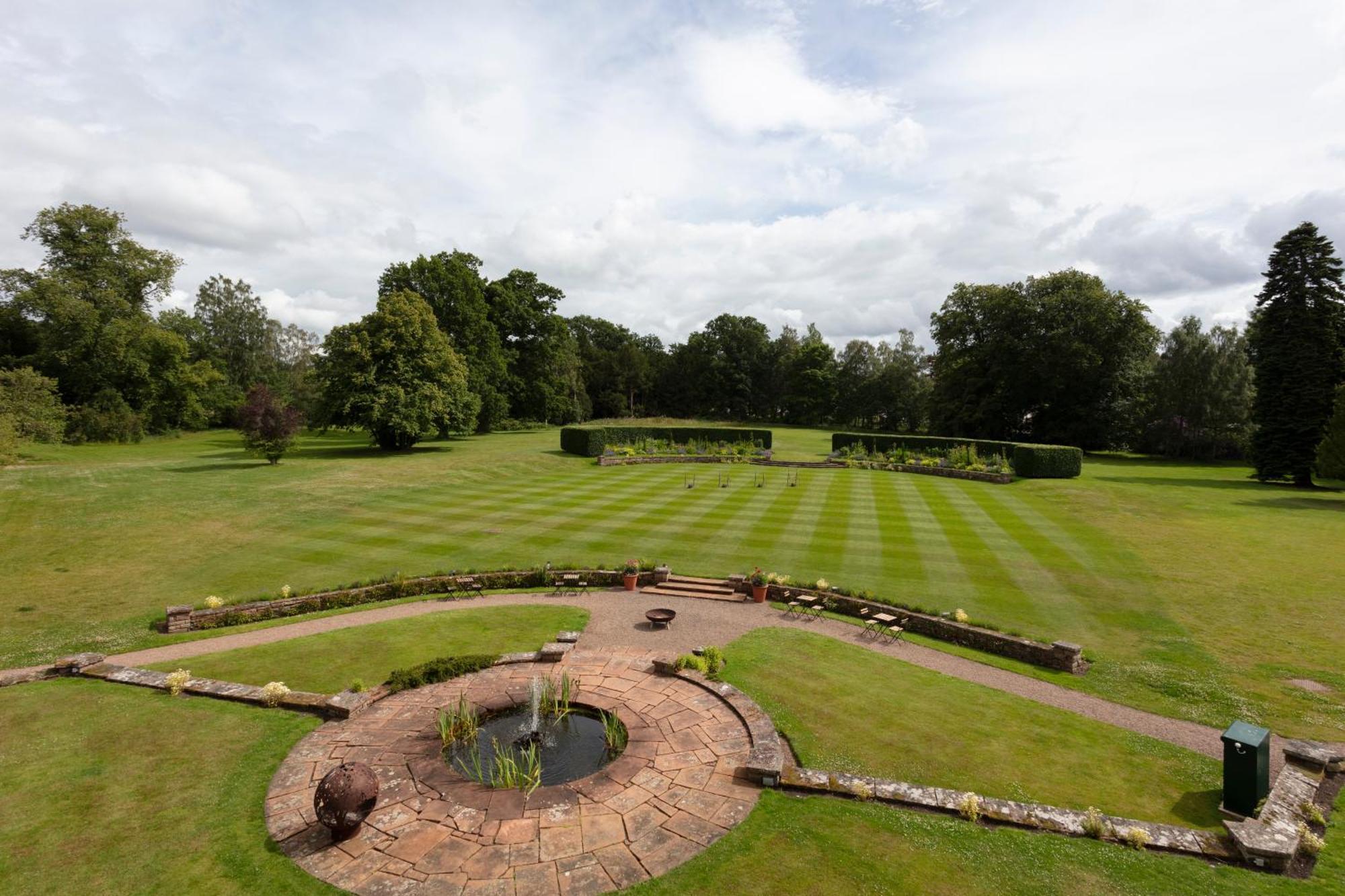 Schloss Roxburghe, Part Of Destination By Hyatt ภายนอก รูปภาพ The gardens at the centre