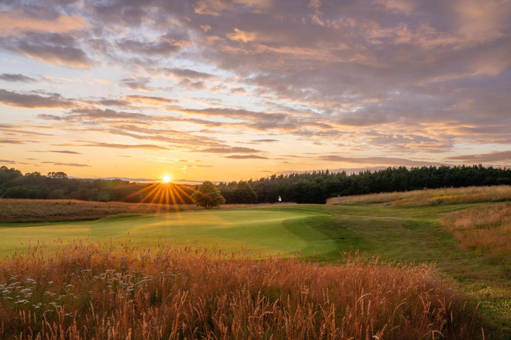 Schloss Roxburghe, Part Of Destination By Hyatt ภายนอก รูปภาพ Sunset over the fields of the town