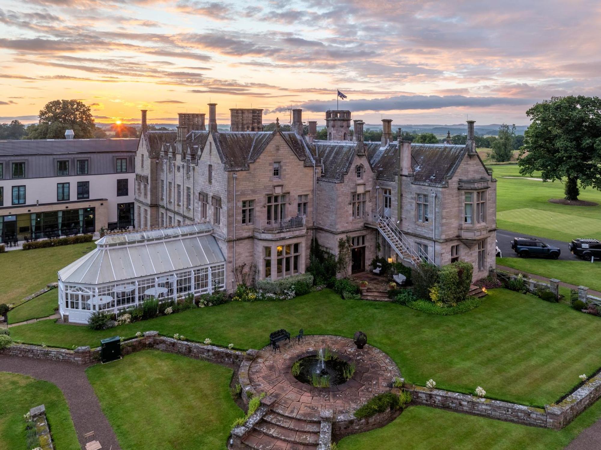 Schloss Roxburghe, Part Of Destination By Hyatt ภายนอก รูปภาพ The hotel at sunset