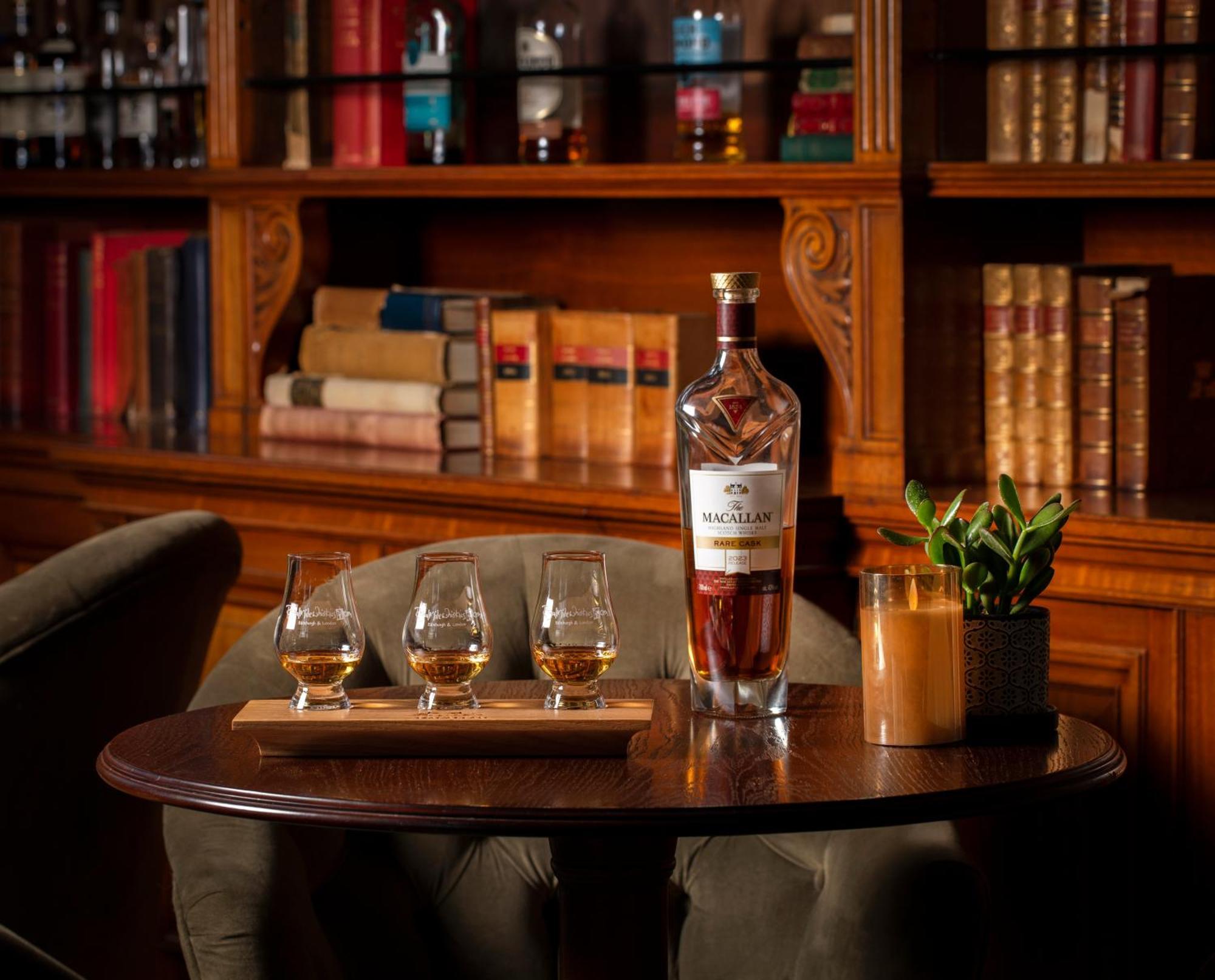 Schloss Roxburghe, Part Of Destination By Hyatt ภายนอก รูปภาพ A bottle of Macallan 40 Year Old