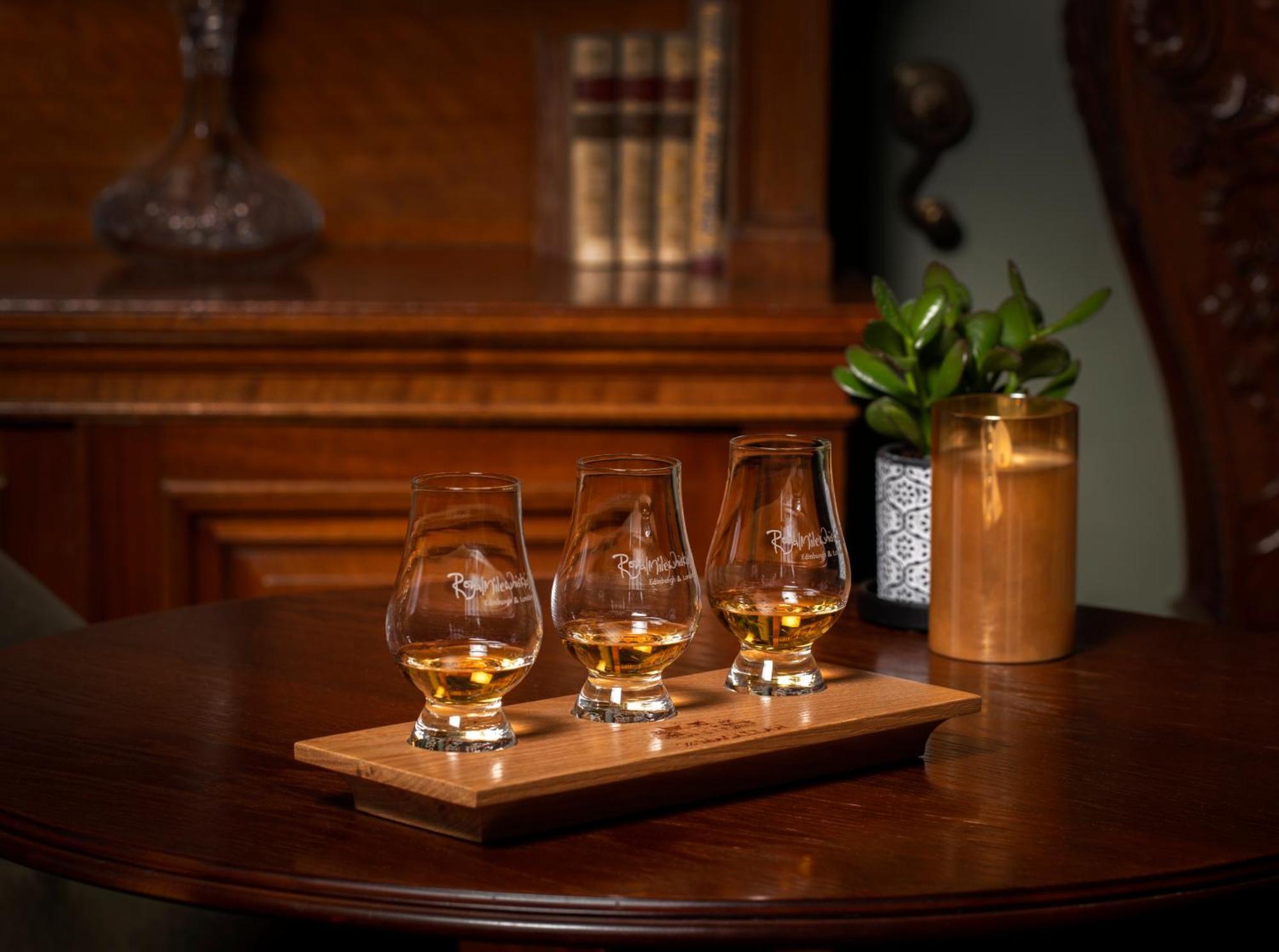 Schloss Roxburghe, Part Of Destination By Hyatt ภายนอก รูปภาพ A tasting tray of four samples of Scotch whisky