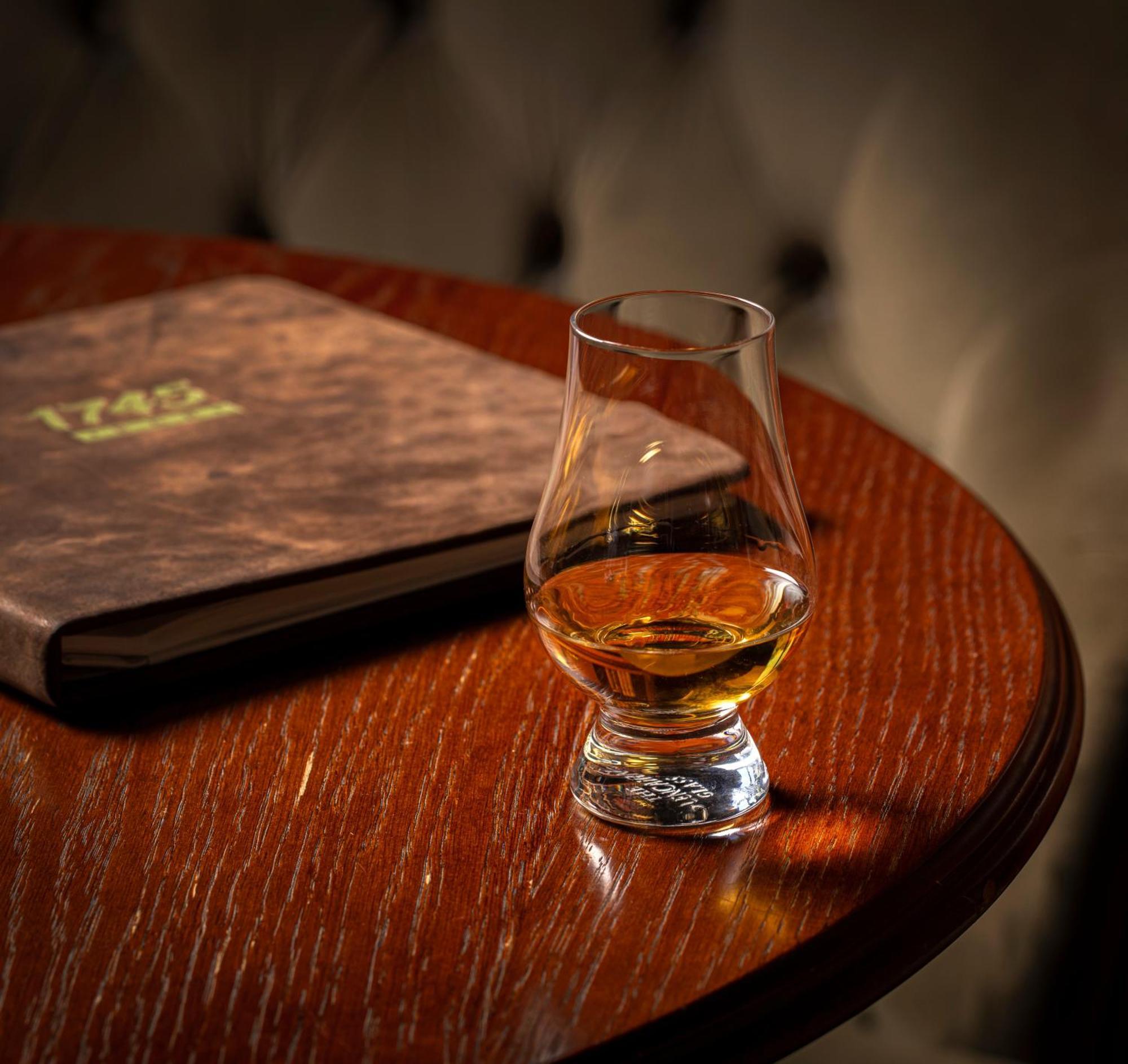 Schloss Roxburghe, Part Of Destination By Hyatt ภายนอก รูปภาพ A dram of single malt Scotch whisky
