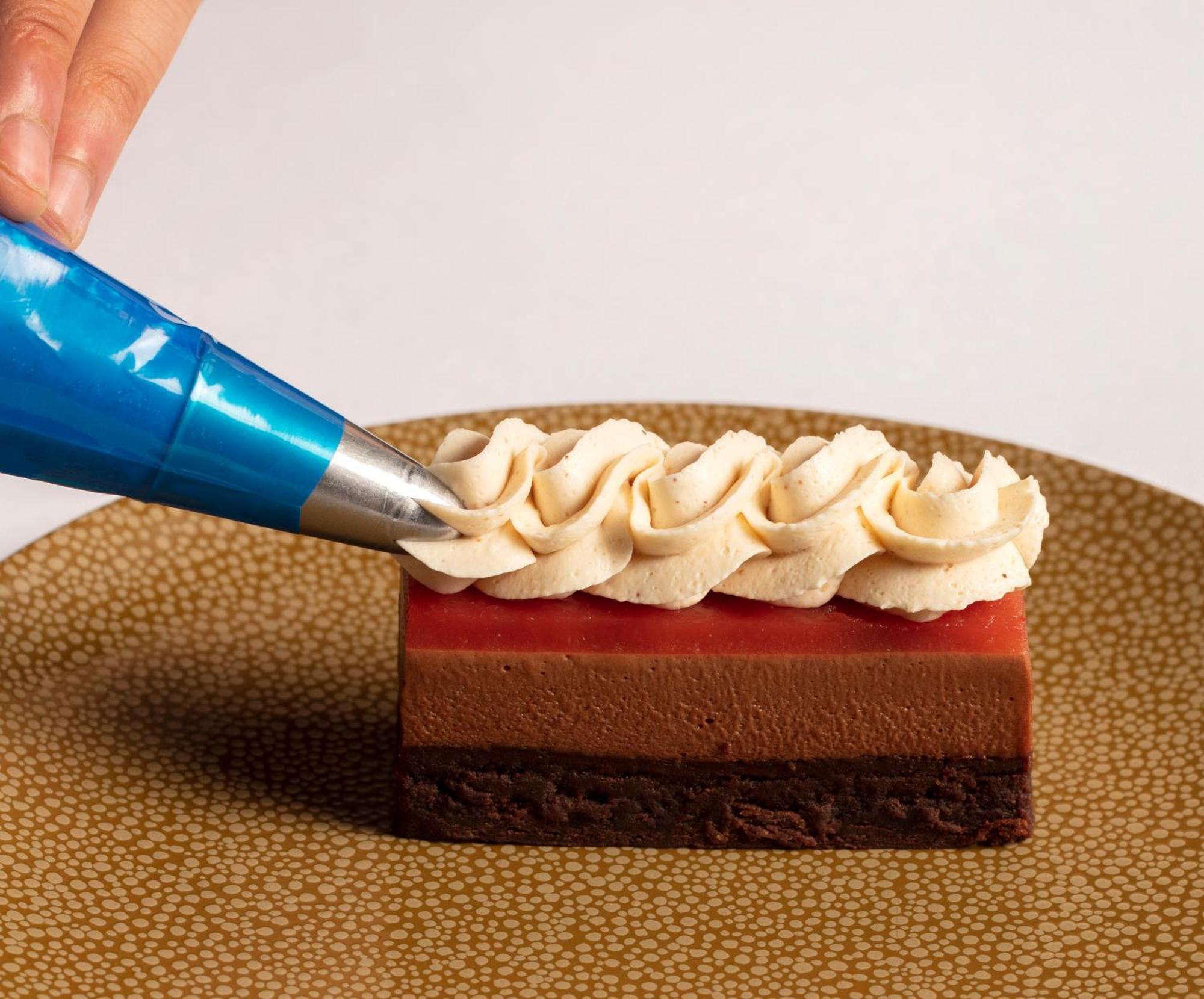 Schloss Roxburghe, Part Of Destination By Hyatt ภายนอก รูปภาพ A pastry chef icing a dessert