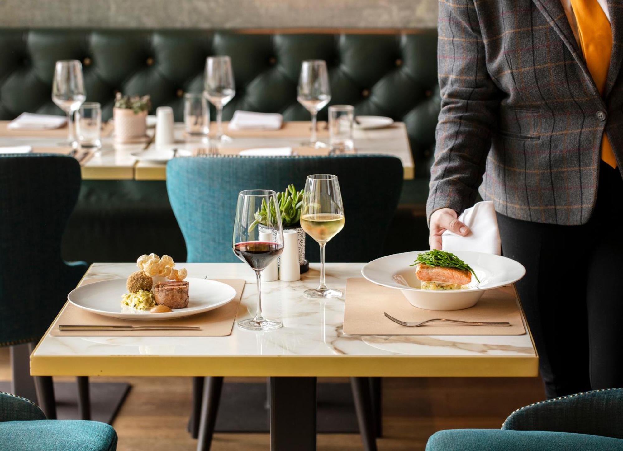 Schloss Roxburghe, Part Of Destination By Hyatt ภายนอก รูปภาพ A server clearing a table