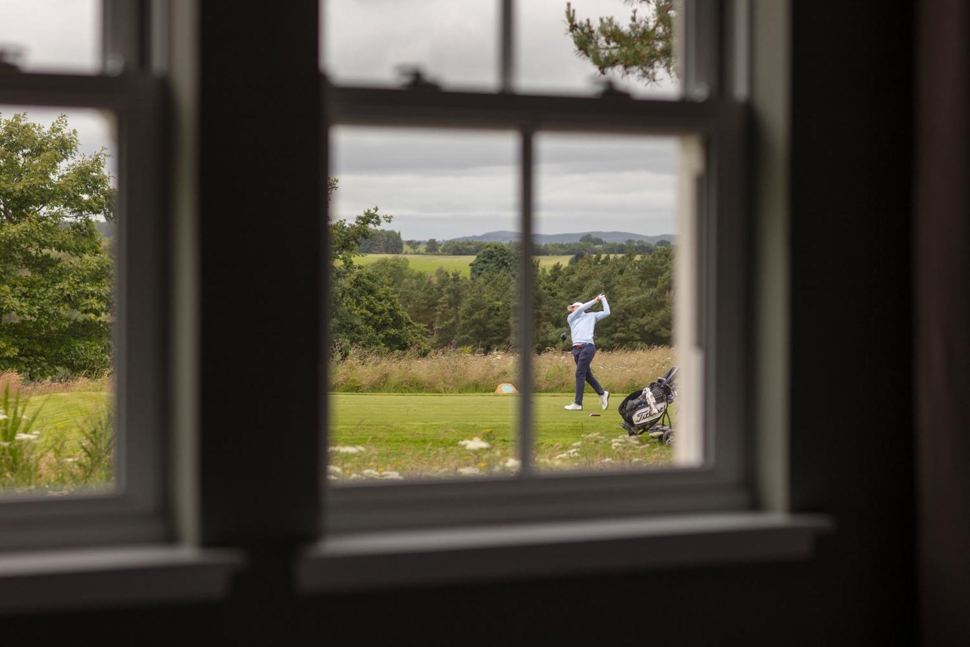 Schloss Roxburghe, Part Of Destination By Hyatt ภายนอก รูปภาพ Golf course view from the hotel