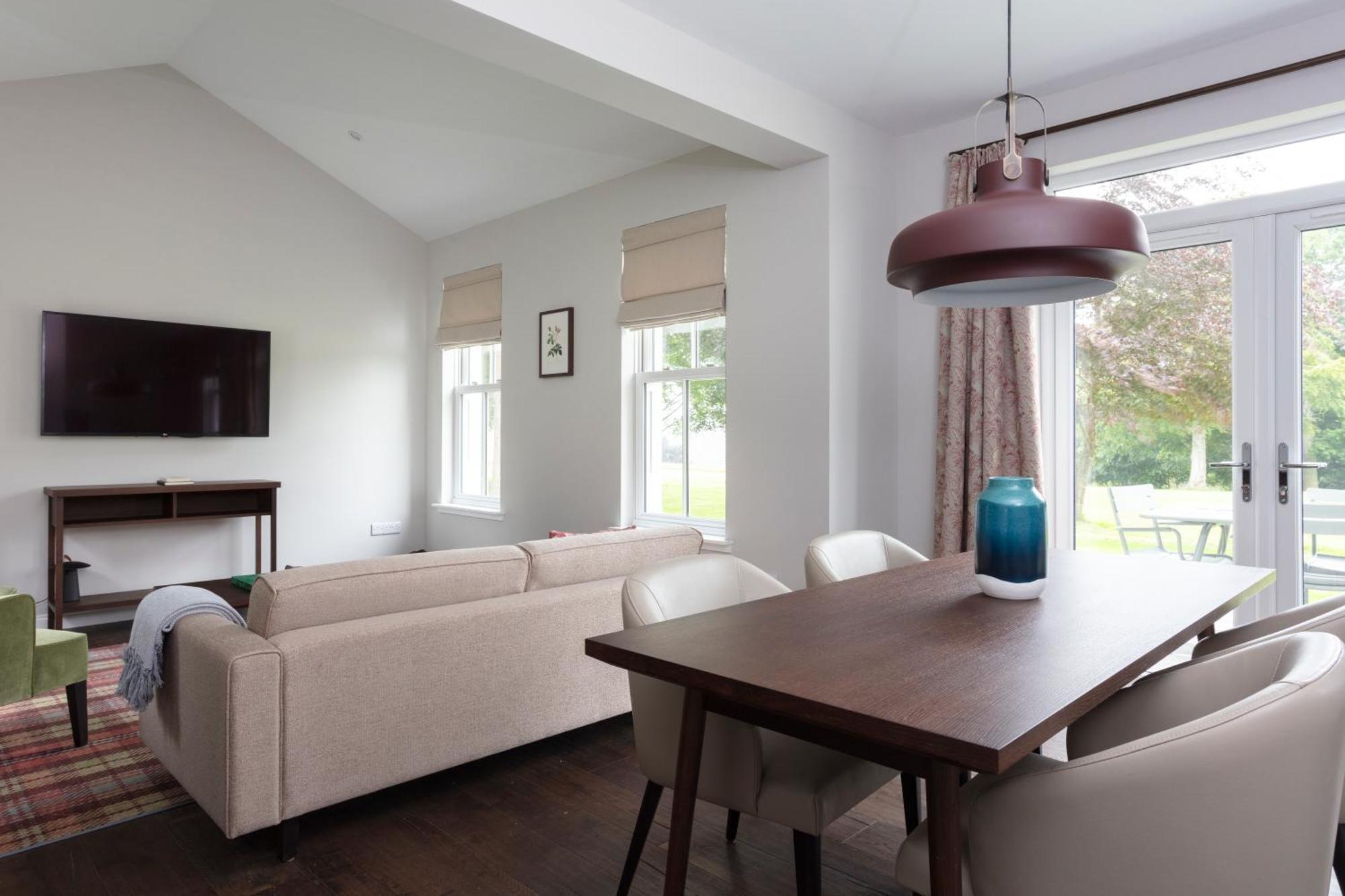 Schloss Roxburghe, Part Of Destination By Hyatt ภายนอก รูปภาพ A living room with a sofa and a table