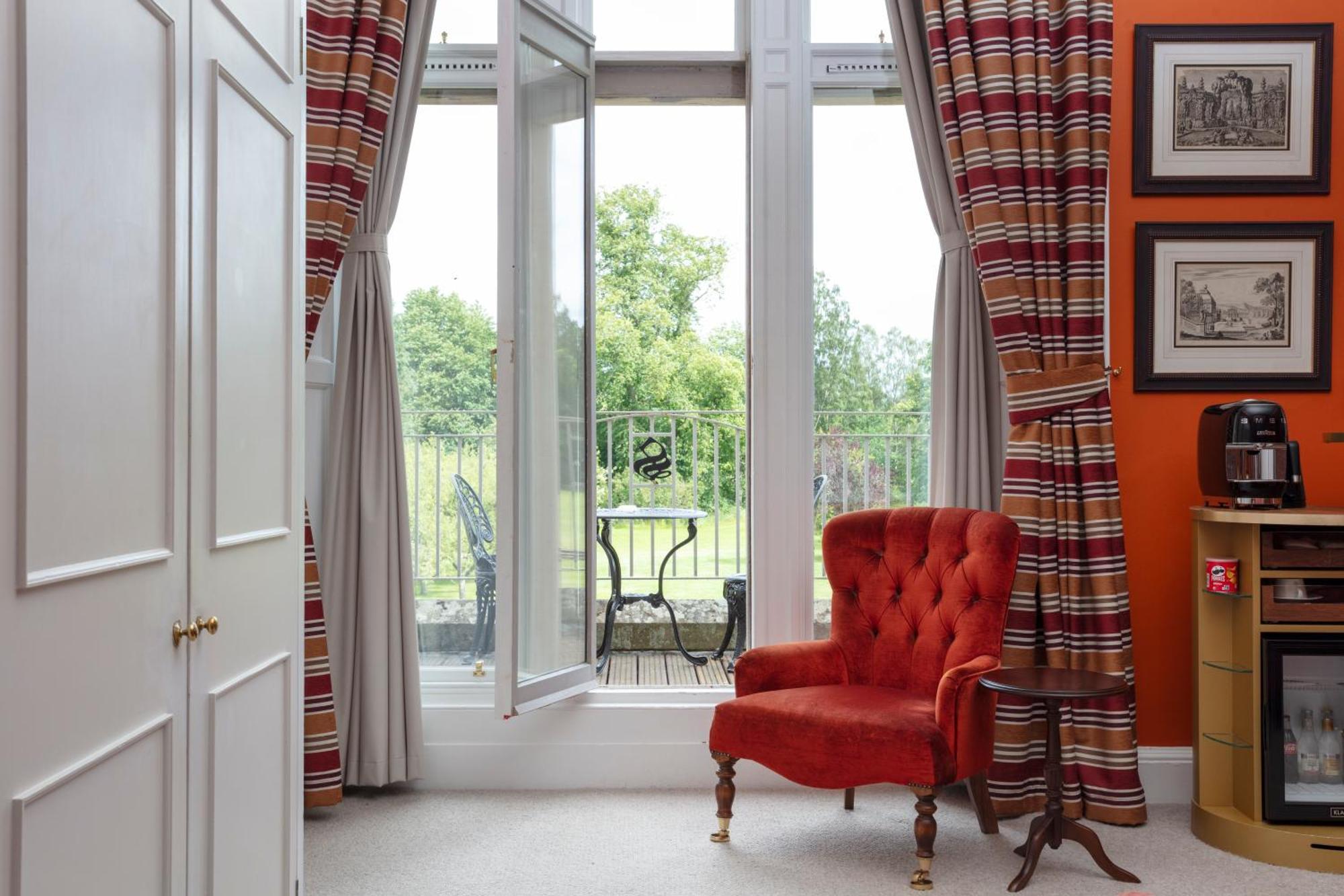 Schloss Roxburghe, Part Of Destination By Hyatt ภายนอก รูปภาพ A window with a window seat