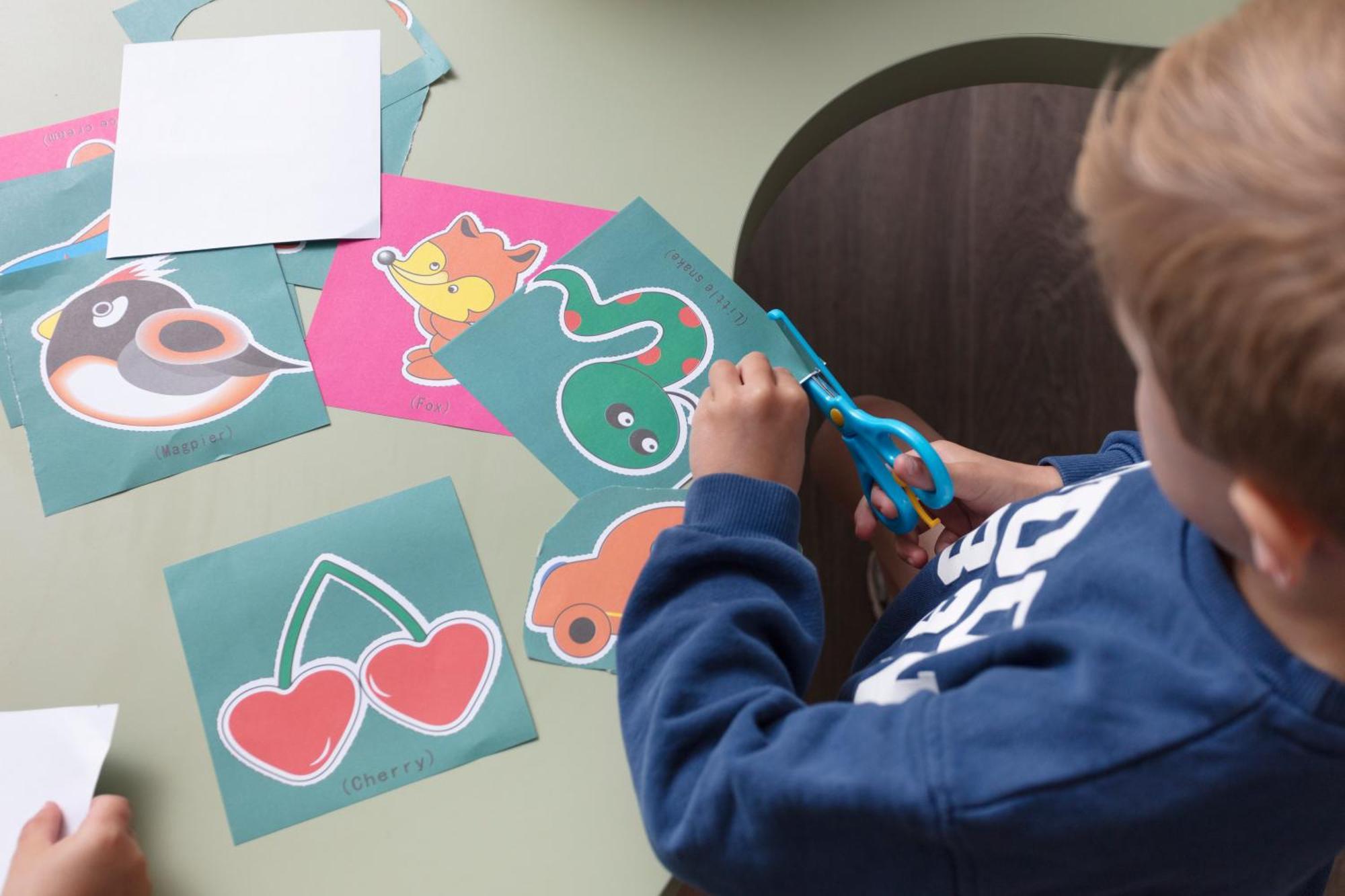 Schloss Roxburghe, Part Of Destination By Hyatt ภายนอก รูปภาพ Child using scissors